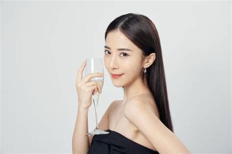 承頤|《華燈》正妹竟是「文大楊冪」 手搖飲老闆娘身分曝。